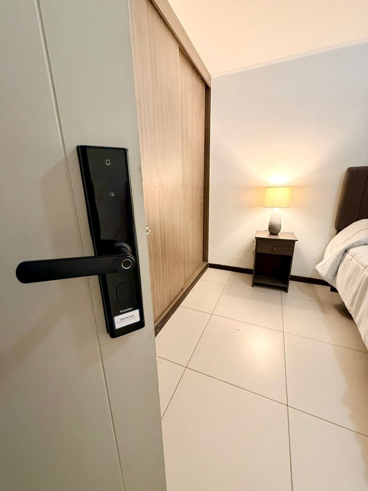 Entrada al dormitorio con cerradura digital