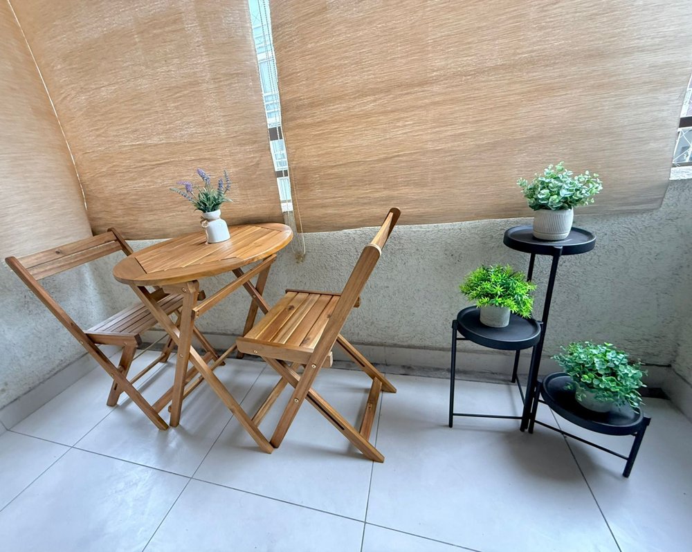 Terraza con mesa y macetas